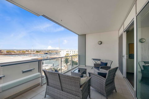 Port Adelaide Executive Waterfront Apartment - Accommodation Yamba 25