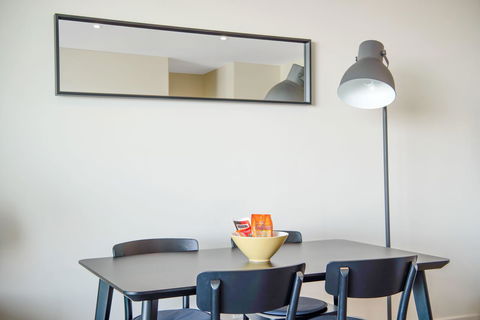 Port Adelaide Executive Waterfront Apartment - Accommodation Yamba 12