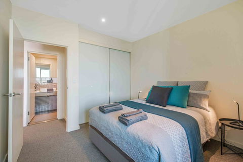 Port Adelaide Executive Waterfront Apartment - Accommodation Yamba 3