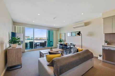 Port Adelaide Executive Waterfront Apartment - Accommodation Yamba 1