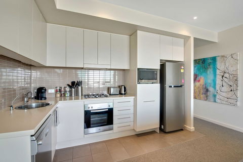 Port Adelaide Executive Waterfront Apartment - Accommodation Yamba 8