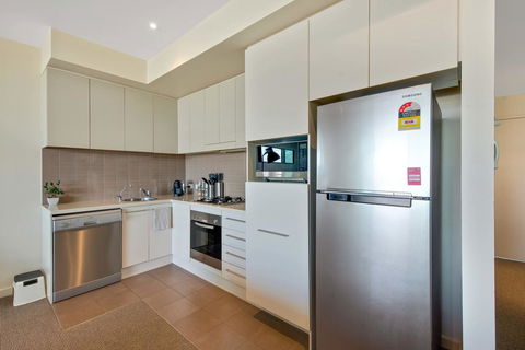 Port Adelaide Executive Waterfront Apartment - Accommodation Yamba 6