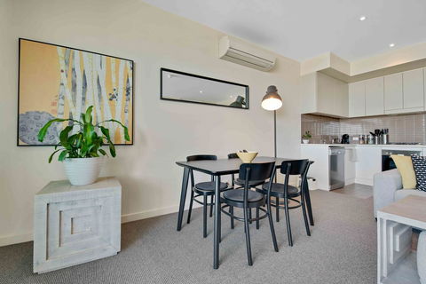 Port Adelaide Executive Waterfront Apartment - Accommodation Yamba 13
