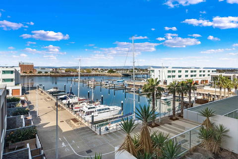 Port Adelaide Executive Waterfront Apartment - Accommodation Yamba 0