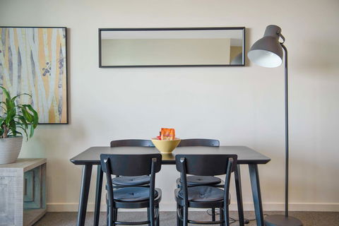 Port Adelaide Executive Waterfront Apartment - Accommodation Yamba 11
