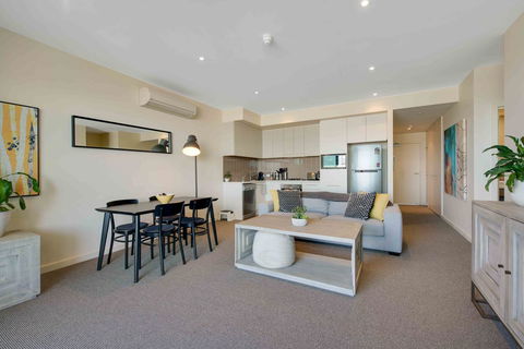 Port Adelaide Executive Waterfront Apartment - Accommodation Yamba 10