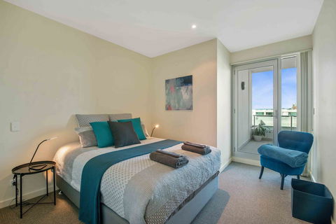 Port Adelaide Executive Waterfront Apartment - Accommodation Yamba 2
