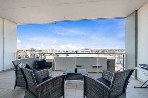 Port Adelaide Executive Waterfront Apartment - Accommodation Yamba 23