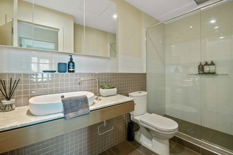 Port Adelaide Executive Waterfront Apartment - Accommodation Yamba 4