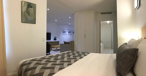 Wallaroo Marina Waterfront Luxe Apartment - Accommodation Yamba 12