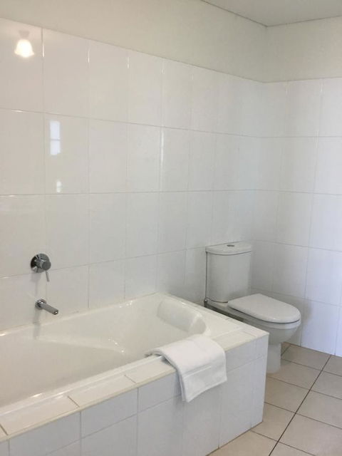 Wallaroo Marina Waterfront Luxe Apartment - Accommodation Yamba 19