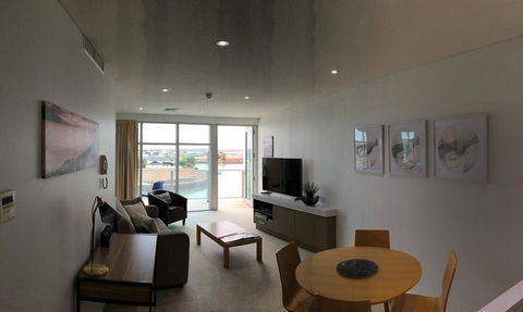 Wallaroo Marina Waterfront Luxe Apartment - Accommodation Yamba 1