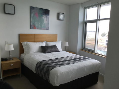 Wallaroo Marina Waterfront Luxe Apartment - Accommodation Yamba 14