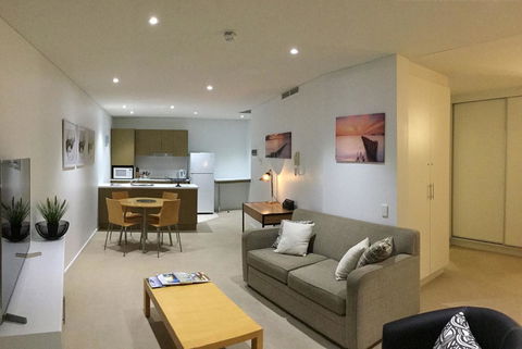 Wallaroo Marina Waterfront Luxe Apartment - Accommodation Yamba 2