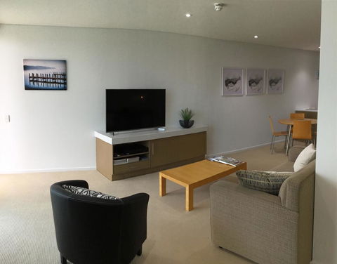 Wallaroo Marina Waterfront Luxe Apartment - Accommodation Yamba 6