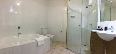 Wallaroo Marina Waterfront Luxe Apartment - Accommodation Yamba 17