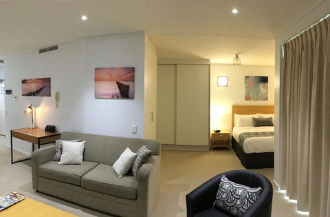 Wallaroo Marina Waterfront Luxe Apartment - Accommodation Yamba 8