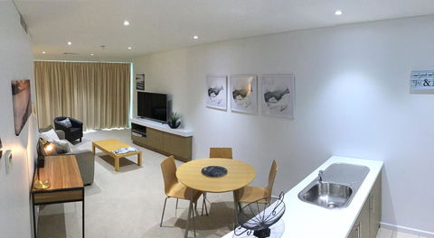 Wallaroo Marina Waterfront Luxe Apartment - Accommodation Yamba 4