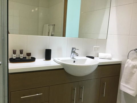 Wallaroo Marina Waterfront Luxe Apartment - Accommodation Yamba 18