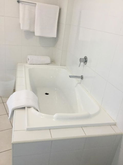 Wallaroo Marina Waterfront Luxe Apartment - Accommodation Yamba 20