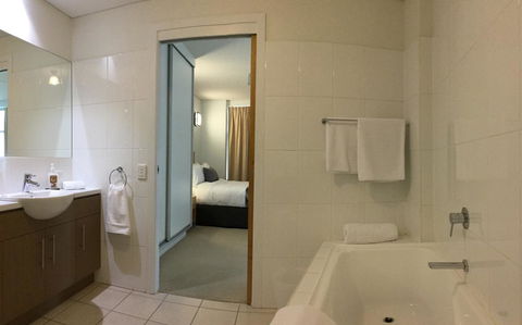 Wallaroo Marina Waterfront Luxe Apartment - Accommodation Yamba 16