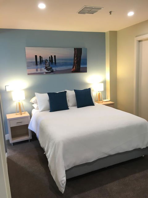 Beachside Luxury Apartments One & Two Bedroom In Beachfront Oaks Pier Building - Accommodation Yamba 23