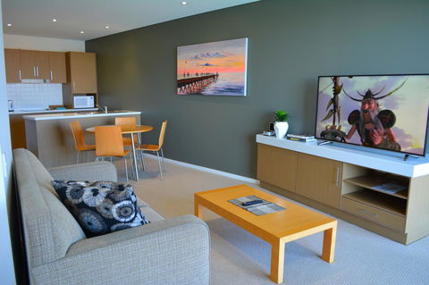 Wallaroo Marina Luxury Apartment - Accommodation Yamba 9