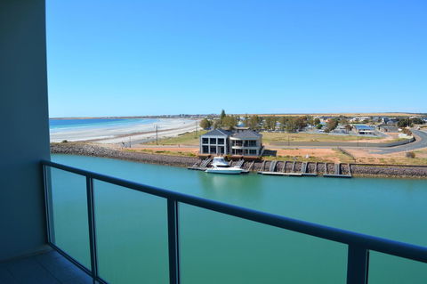 Wallaroo Marina Luxury Apartment - Accommodation Yamba 6