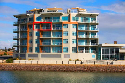 Wallaroo Marina Luxury Apartment - Accommodation Yamba 0