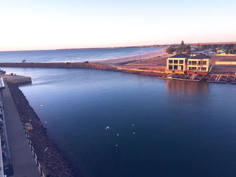 Wallaroo Marina Luxury Apartment - Accommodation Yamba 25