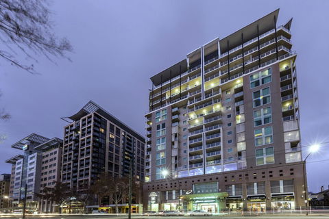 Oaks Adelaide Embassy Suites - Accommodation Yamba 0