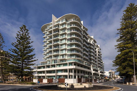 Oaks Glenelg Liberty Suites - Accommodation Yamba 0