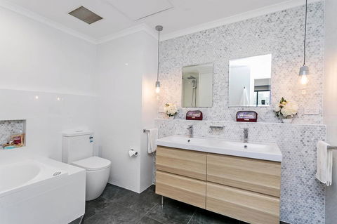 Heart Of Glenelg BnB - Accommodation Yamba 3