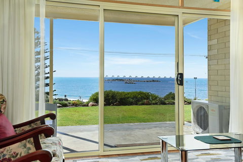 The Dolphins Beachfront Apartments - Accommodation Yamba 6