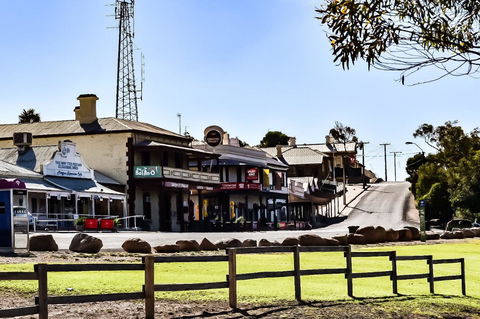 Commercial Hotel Morgan - Accommodation Yamba 1