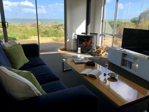 Coorong Waterfront Retreat - Accommodation Yamba 8