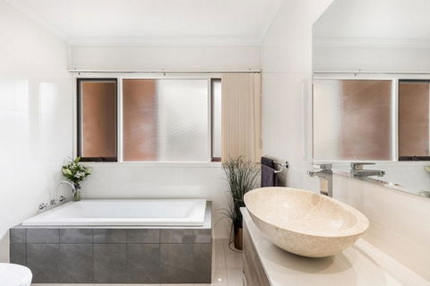 Adelaide Style Accommodation-Close To City-North Adelaide-3 Bdrm- FREE Parking - Accommodation Yamba 13