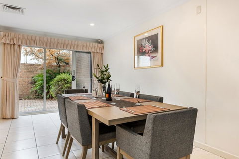 Adelaide Style Accommodation-Close To City-North Adelaide-3 Bdrm- FREE Parking - Accommodation Yamba 4