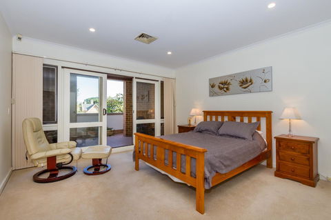 Adelaide Style Accommodation-Close To City-North Adelaide-3 Bdrm- FREE Parking - Accommodation Yamba 3