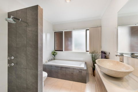 Adelaide Style Accommodation-Close To City-North Adelaide-3 Bdrm- FREE Parking - Accommodation Yamba 10