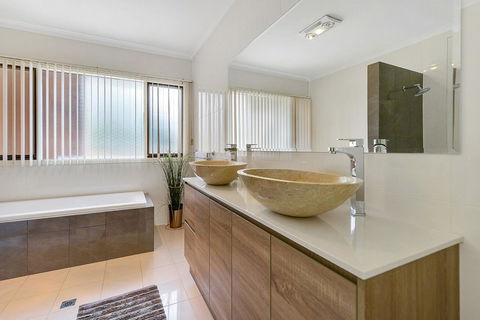 Adelaide Style Accommodation-Close To City-North Adelaide-3 Bdrm- FREE Parking - Accommodation Yamba 12
