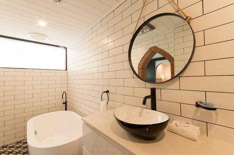 The Manor Basket Range - Accommodation Yamba 2