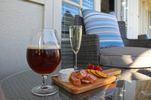 Smugglers Inn Studio Apartments - Accommodation Yamba 2