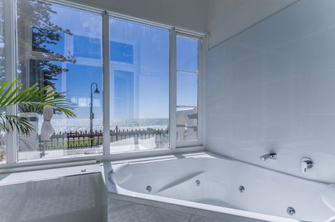 Seawall Apartments - Accommodation Yamba 4