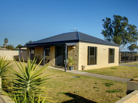DBJ Holiday Units - Accommodation Yamba 0