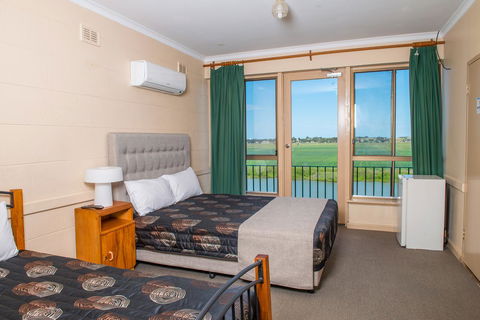 Tailem Bend Riverside Hotel - Accommodation Yamba 0