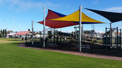 Townhouse On The Marina - Accommodation Yamba 11