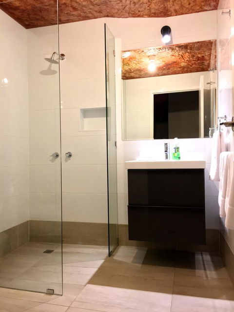The Lookout Cave Underground Motel - Accommodation Yamba 11
