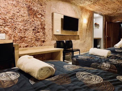 The Lookout Cave Underground Motel - Accommodation Yamba 3