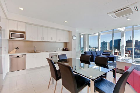 Light And Spacious, Stunning Views Of Adelaide - Accommodation Yamba 3